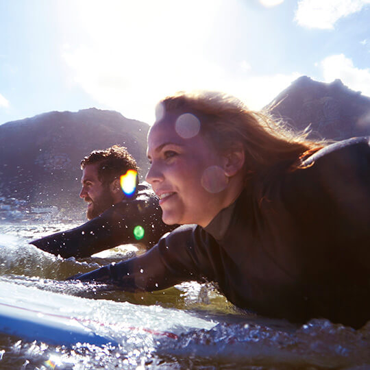 Casal surfando Casal surfando