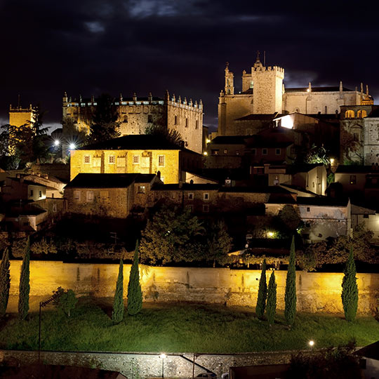 Vista noturna de Cáceres, na Extremadura