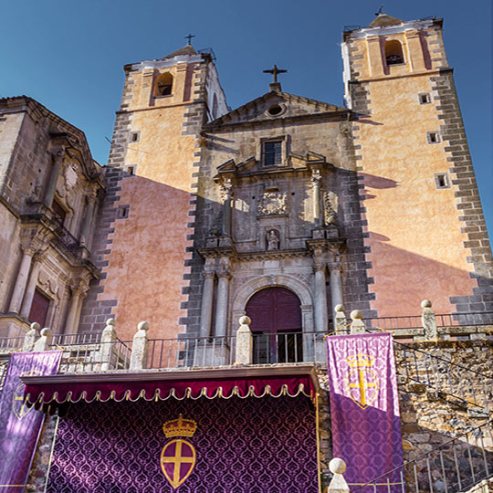 Церковь Сан-Франсиско-Хавьер на площади Сан-Хорхе (Касерес).
