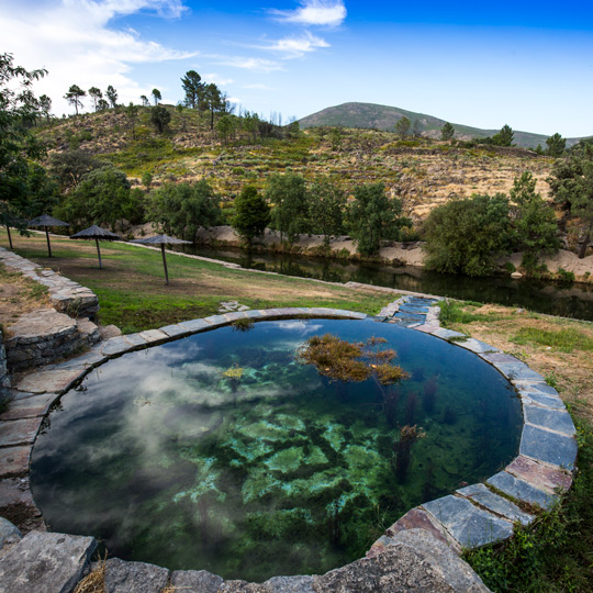 シエラ・デ・ガタの自然の中にある、ヘベロの天然のプールの眺め