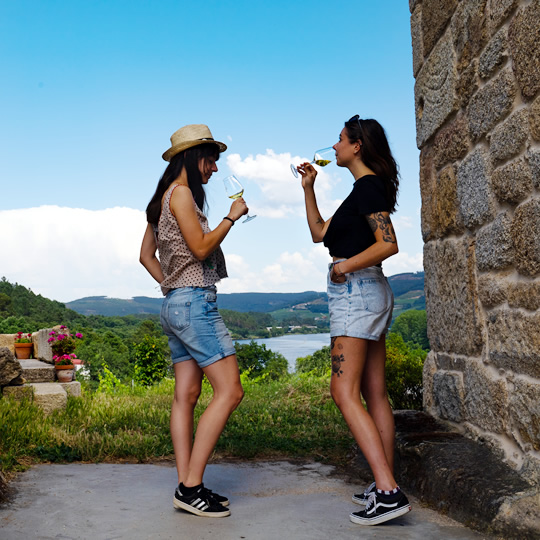 Turistas com uma taça de vinho de Ribeiro