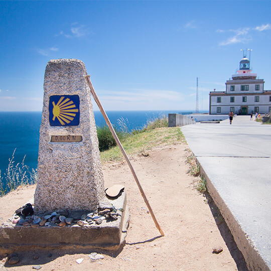 Wegweiser auf dem Jakobsweg in Finisterra, Galicien