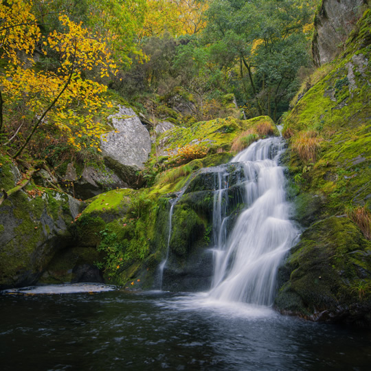 Kleiner Wasserfall an der Ribeira Sacra in Ourense (Galicien)