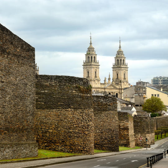 Cinta muraria romana nel centro storico nei pressi della Cattedrale di Lugo, Galizia.