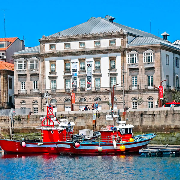 Port w A Coruña z teatrem Rosalía de Castro w tle