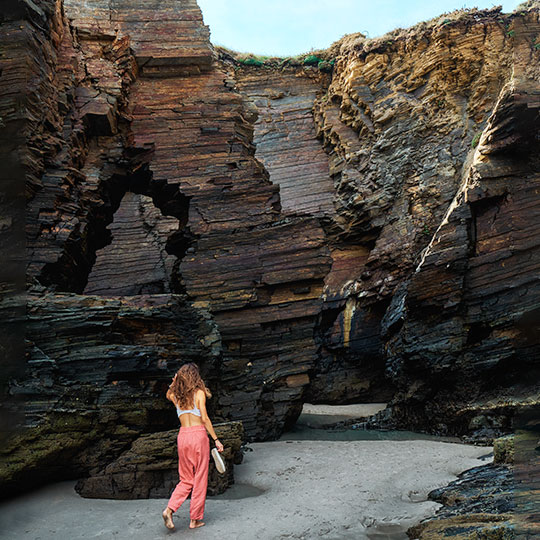  Turista na praia de Las Catedrales, na Galícia