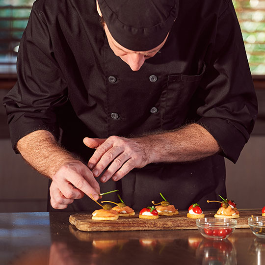 Koch bei der Zubereitung von Tapas