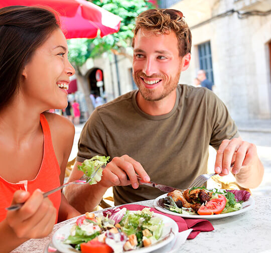 Pareja comiendo dieta mediterránea en Mallorca