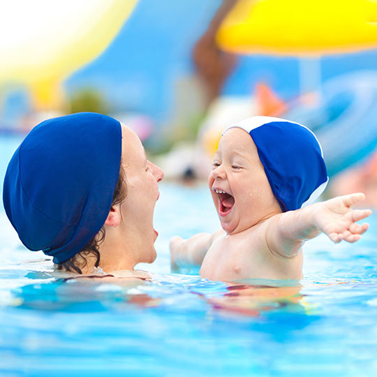 Famiglia che si diverte nella piscina per bambini