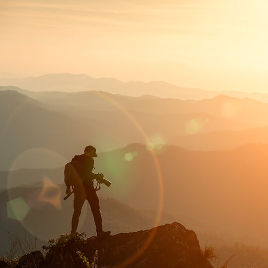 Fotografo en la cima de una montaña