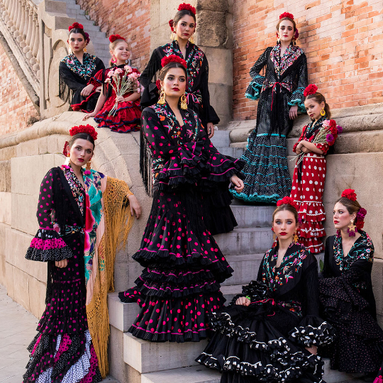 Touristen, die spanische Haute Couture Flamenco-Mode tragen