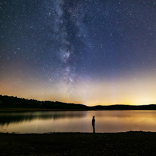 Persona che osserva le stelle