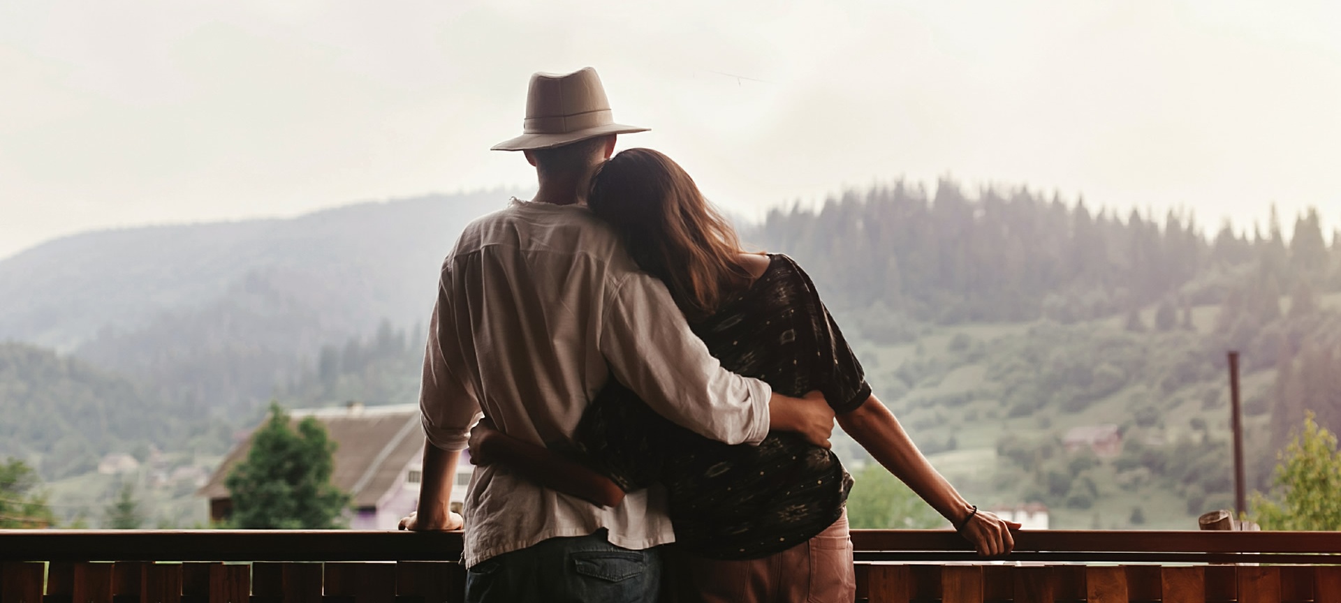 山を眺めながら抱擁するカップル