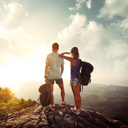 Couple à la montagne au coucher du soleil