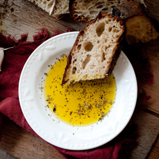 Fetta di pane e piatto con olio