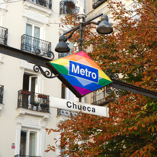 Detail des Eingangs zur U-Bahn-Station Chueca in Madrid, Comunidad de Madrid.