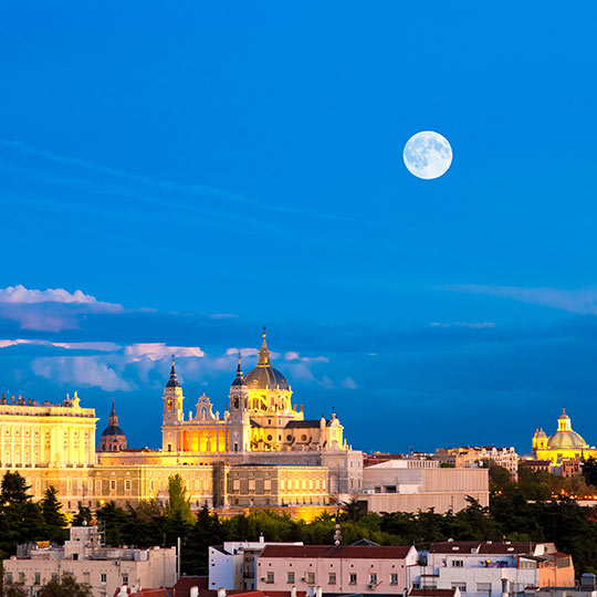 Vue de la cathédrale de l’Almudena et du palais royal de Madrid depuis la montagne de Príncipe Pío