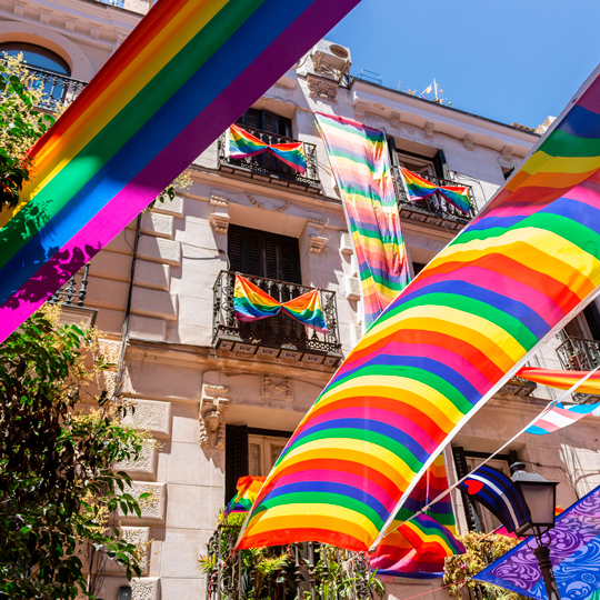 Detail des für den Pride geschmückten Stadtteils Chueca in Madrid, Autonome Gemeinschaft Madrid