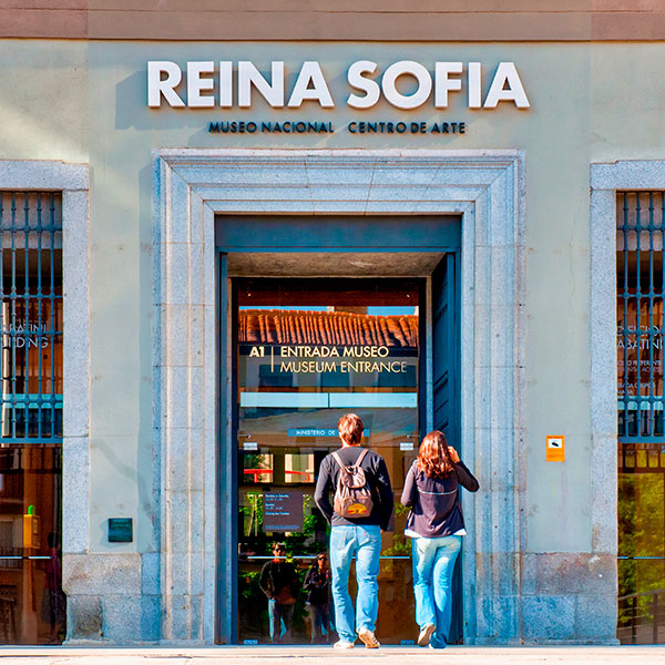 Personen betreten das Nationale Kunstzentrum Reina Sofía in Madrid