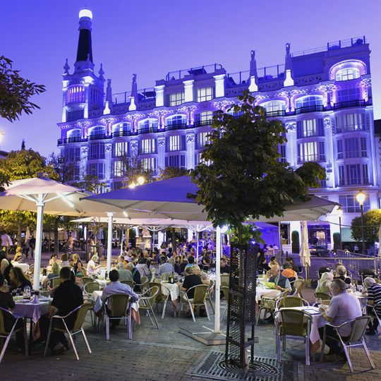 Ogródki na Plaza de Santa Ana w Madrycie