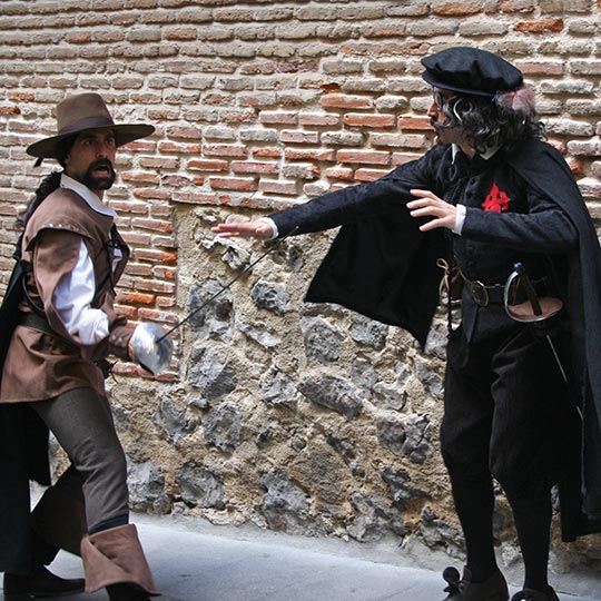 Сцена из театрализованной экскурсии рядом с домом-музеем Лопе де Вега в районе Баррио-де-лас-Летрас в Мадриде