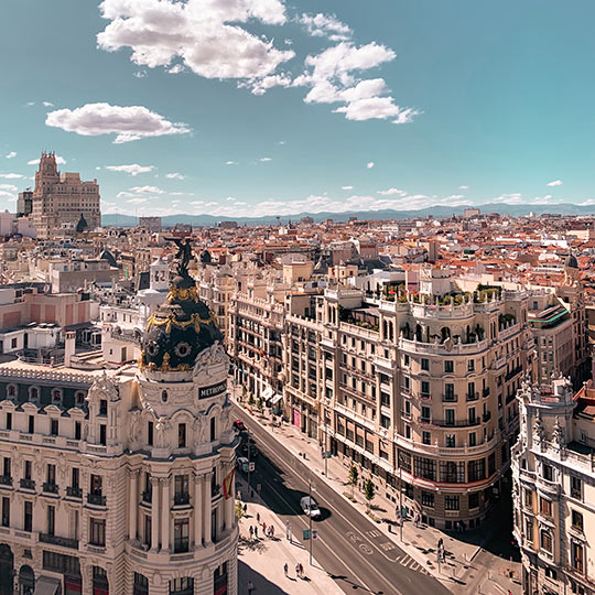 Cruzamento da Gran Vía com Alcalá visto do Círculo de Belas Artes de Madri