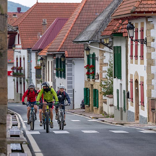 Des cyclistes à Burguete, Navarre