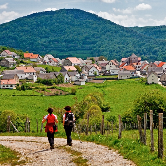 Zwei Frauen wandern auf dem Rundweg bei Merindad de Sangüesa, Navarra