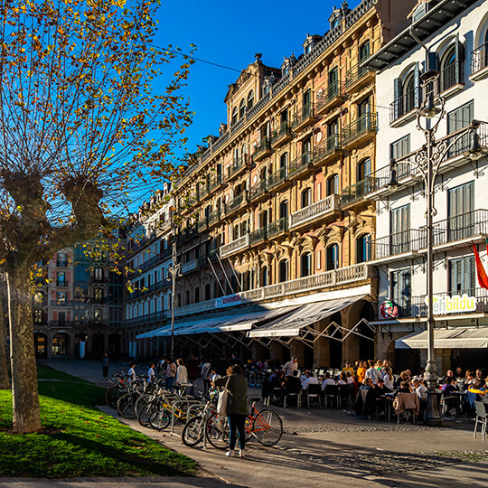 Mesas ao ar livre na Plaza del Castillo de Pamplona, em Navarra