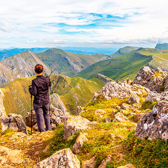 Giovane in cima al monte Txindoki