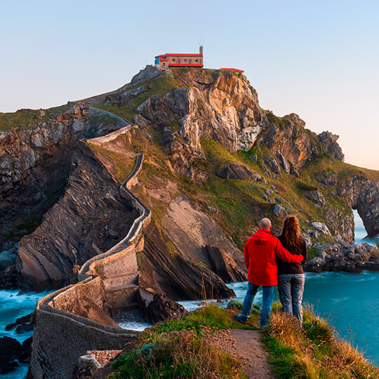 Paar in Zumaia am Fuße der Treppe zu San Juan de Gaztelugatxe