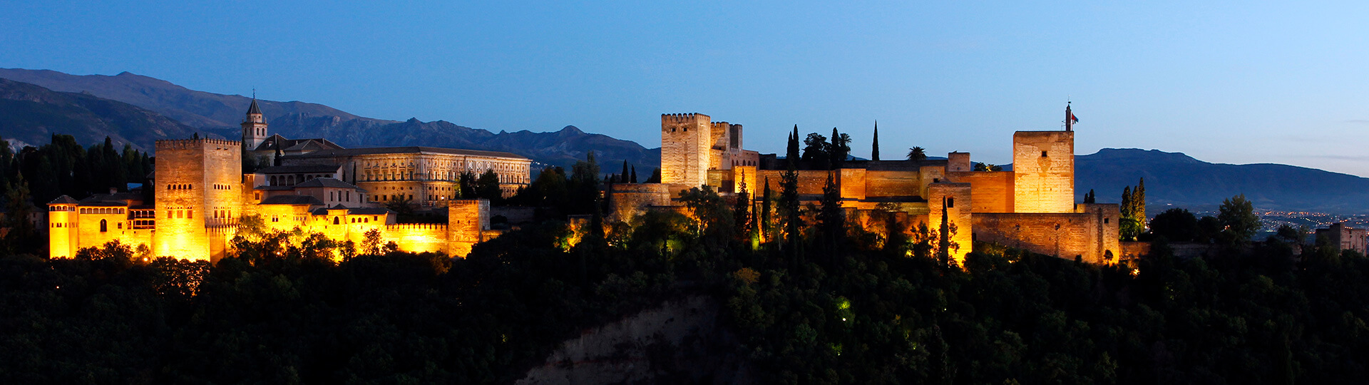 Widok panoramiczny na Alhambrę w Grenadzie nocą
