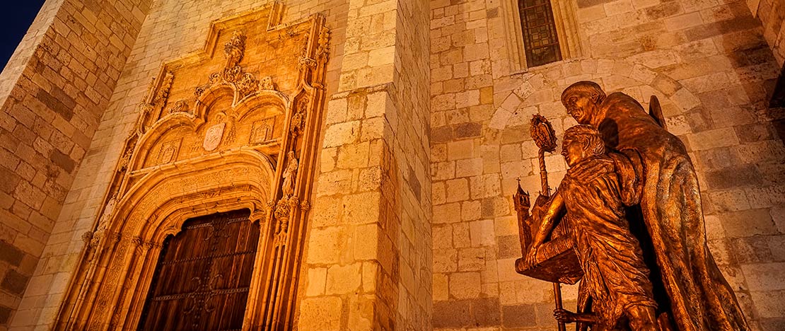  Statue de Cisneros de la cathédrale magistrale d’Alcalá de Henares