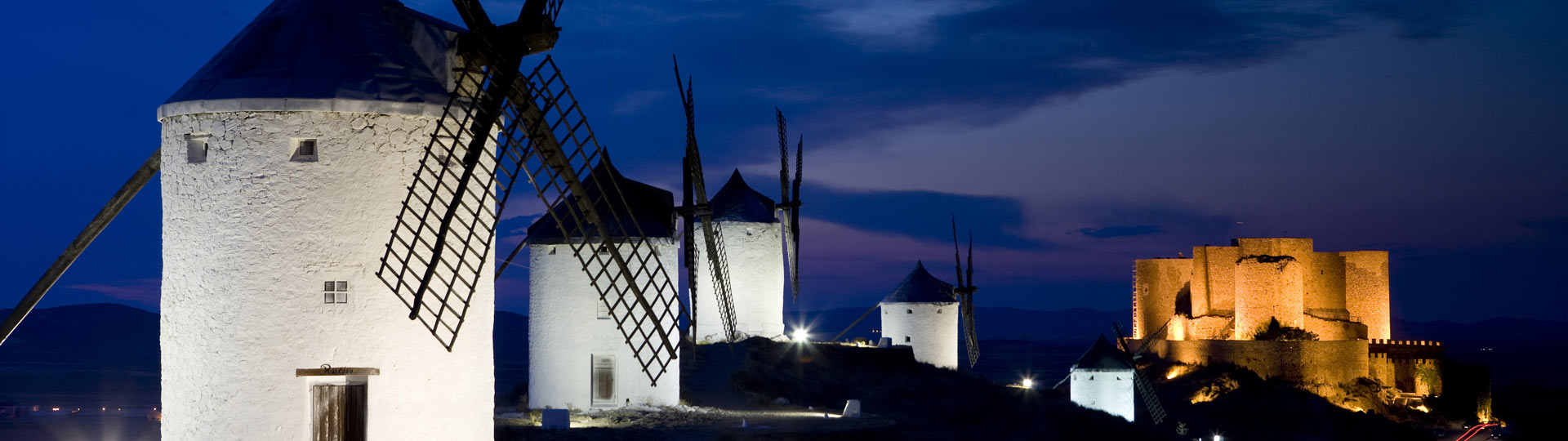 Windmühlen mit der Burg von Consuegra im Hintergrund