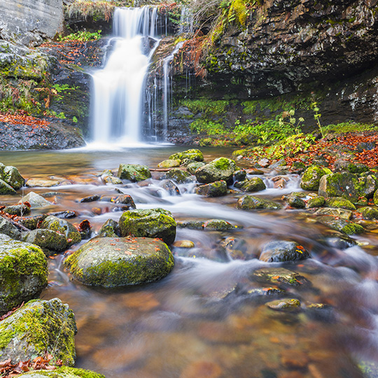 Cascada en el Parque Natural Sierra de Cebollera, La Rioja