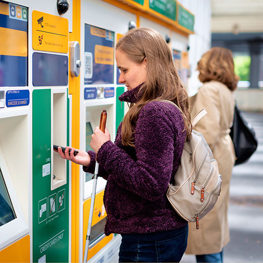Touriste malvoyant achetant un billet de train