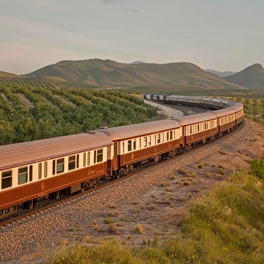 Der Zug Al Andalus auf dem Land in Andalusien