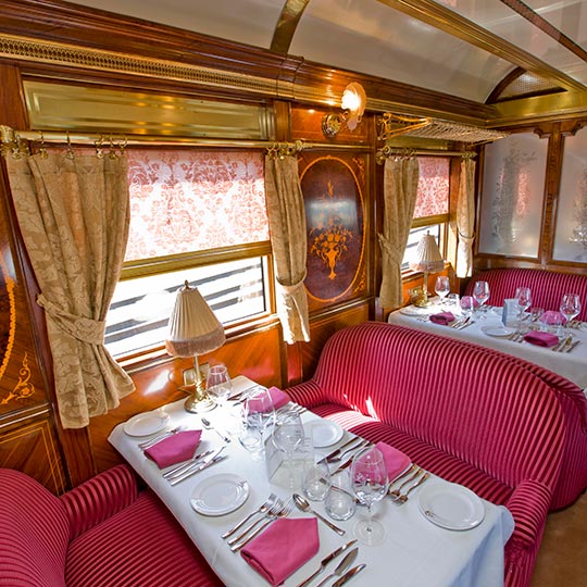 Wagon-restaurant dans le train Al-Andalus