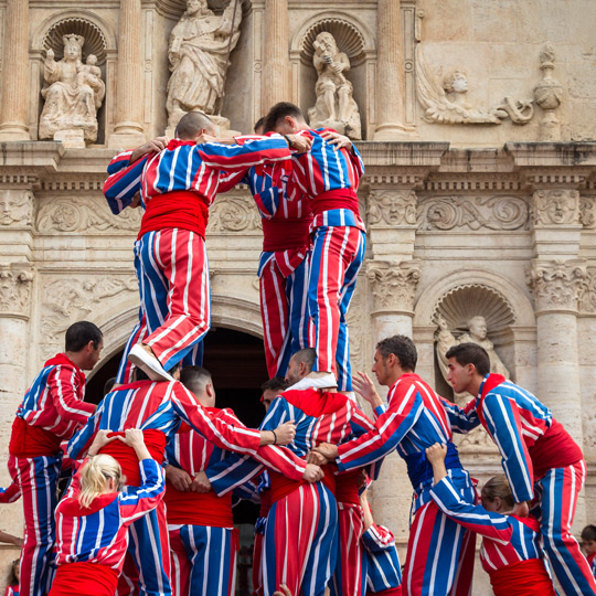 バレンシア州アルヘメシでのお祭り開催中の人間の塔のショー。