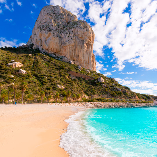 Vista da Cala El Racó e do imponente penhasco de Ifach, em Calpe (Alicante)