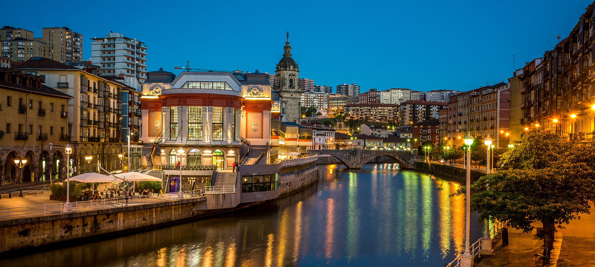 Vistas de Bilbao y el mercado de la Ribera, País Vasco Vistas de Bilbao y el mercado de la Ribera, País Vasco