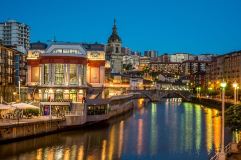 Vista de Bilbau e do mercado La Ribera, País Basco