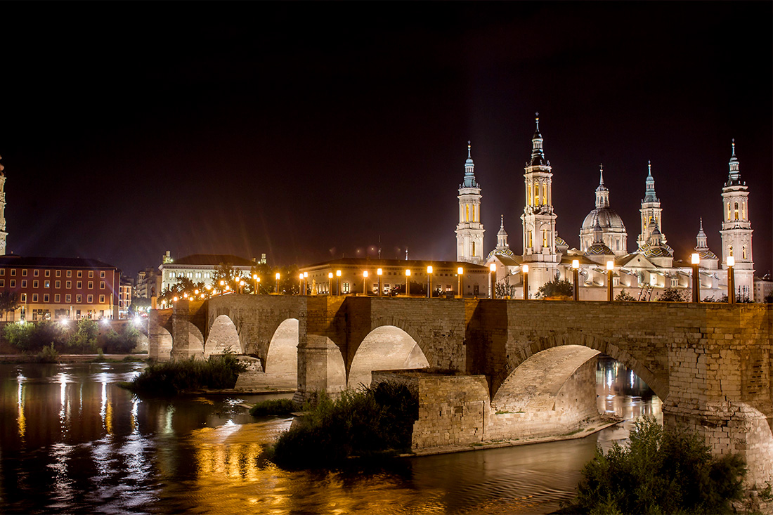 Puente de Piedra y Basílica del Pilar en Zaragoza Puente de Piedra y Basílica del Pilar en Zaragoza