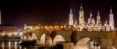 Steinbrücke und Basilika El Pilar in Zaragoza