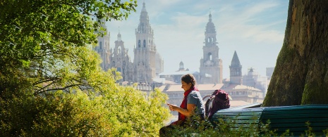  Une pèlerine assise devant la cathédrale de Saint-Jacques-de-Compostelle