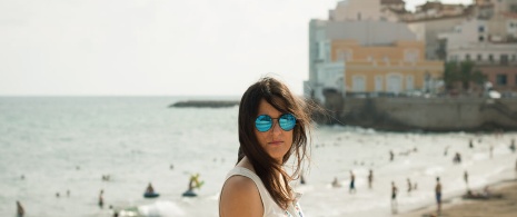 Moça na praia de Sitges