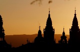 Türme der Kathedrale von Santiago de Compostela bei Sonnenuntergang