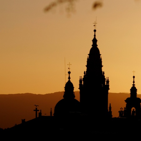 Türme der Kathedrale von Santiago de Compostela bei Sonnenuntergang