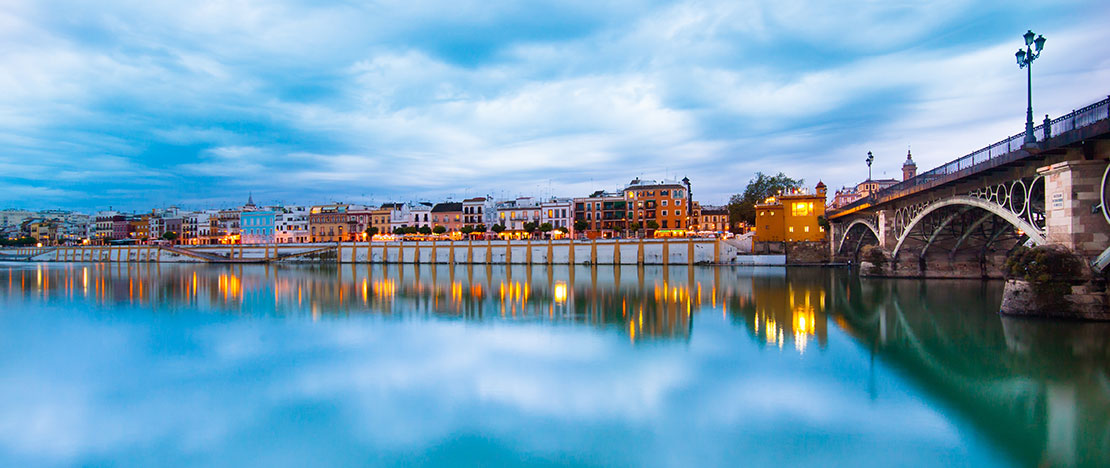 Most Triana i ulica Betis w Sewilli. Andaluzja Most Triana i ulica Betis w Sewilli. Andaluzja