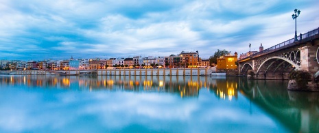 Ponte de Triana e rua Betis em Sevilha. Andaluzia